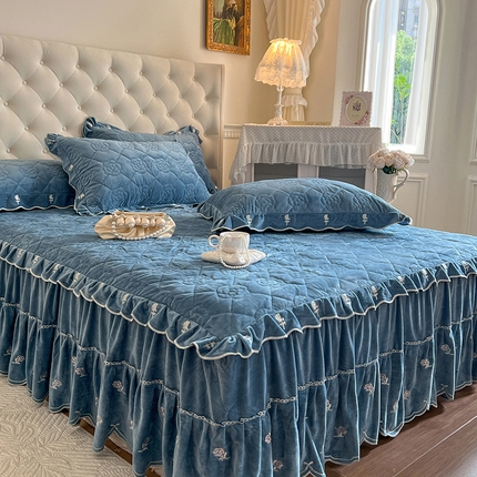 91家纺网 家纺一手货源 找家纺 （总）网红馆（ck家纺） 2025新款高克重加厚保暖时尚花边宝宝绒乐伊系列床裙三件套