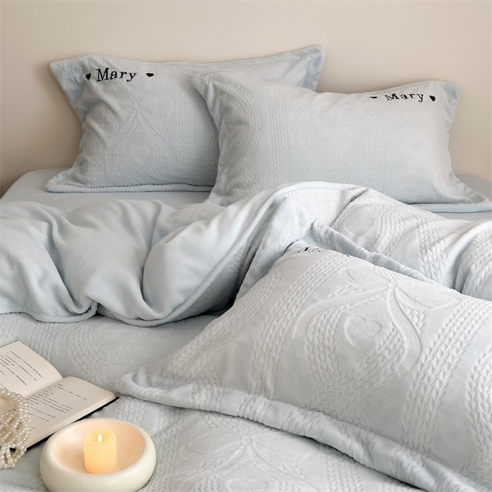 91家纺网 家纺一手货源 找家纺 潘朵拉家纺 2024新款法式刺绣雕花绒牛奶绒四件套-麦瑞系列 麦瑞雾蓝