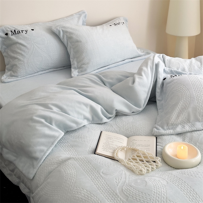 91家纺网 家纺一手货源 找家纺 潘朵拉家纺 2024新款法式刺绣雕花绒牛奶绒四件套-麦瑞系列 麦瑞雾蓝