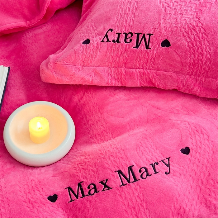 91家纺网 家纺一手货源 找家纺 潘朵拉家纺 2024新款法式刺绣雕花绒牛奶绒四件套-麦瑞系列 麦瑞玫红