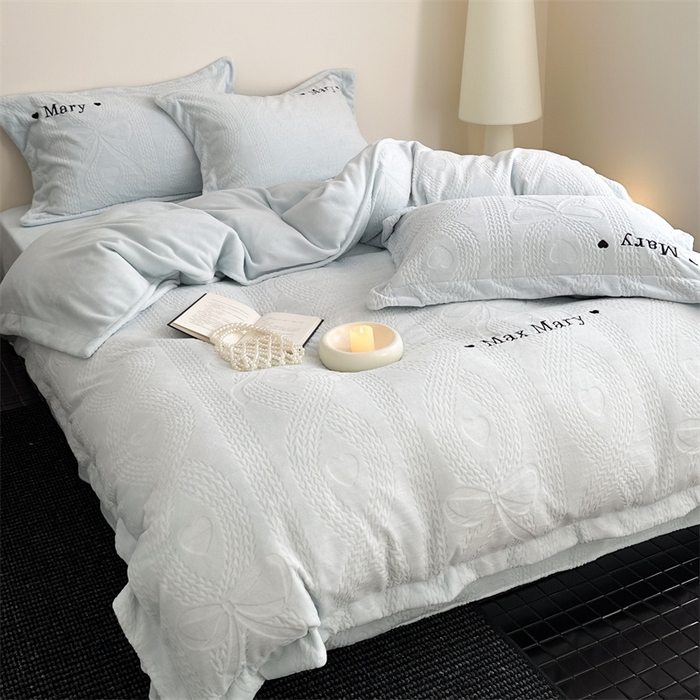 91家纺网 家纺一手货源 找家纺 潘朵拉家纺 2024新款法式刺绣雕花绒牛奶绒四件套-麦瑞系列 麦瑞雾蓝