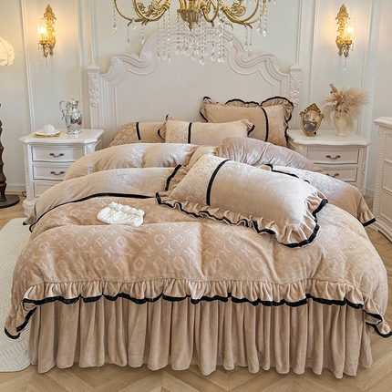 91家纺网 家纺一手货源 找家纺 （总）瑞宝 2025新款法式AA版床裙款 雕花 全消光牛奶绒四件套 -维密（控价+40）