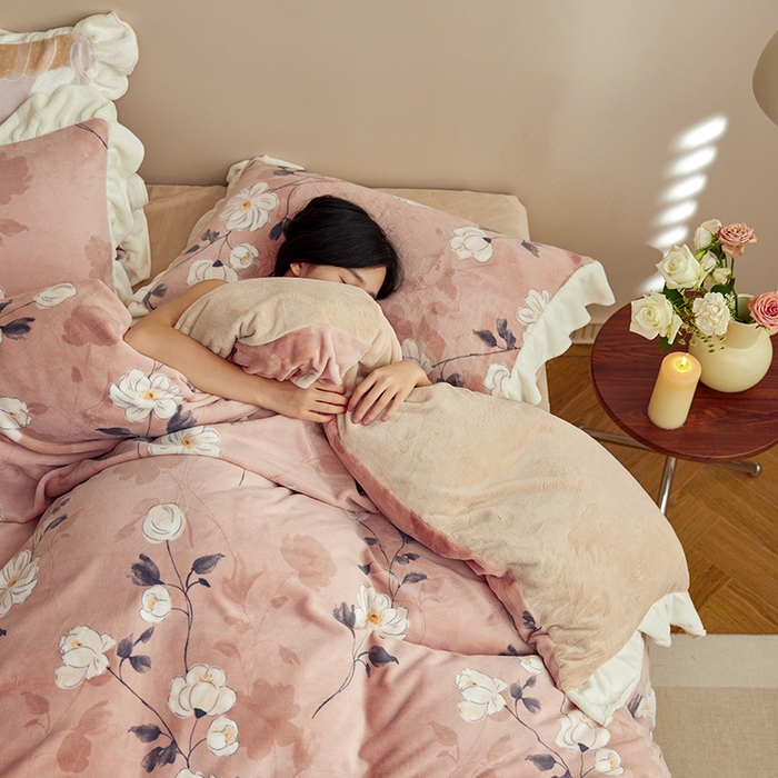 91家纺网 家纺一手货源 找家纺 2024新款240g全消光印花花边绒四件套 花似锦