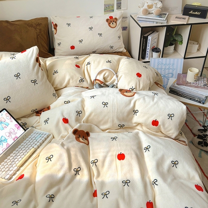 山茶家纺 2024新款高克重牛奶绒印花四件套-蝴蝶结系列 苹果熊熊