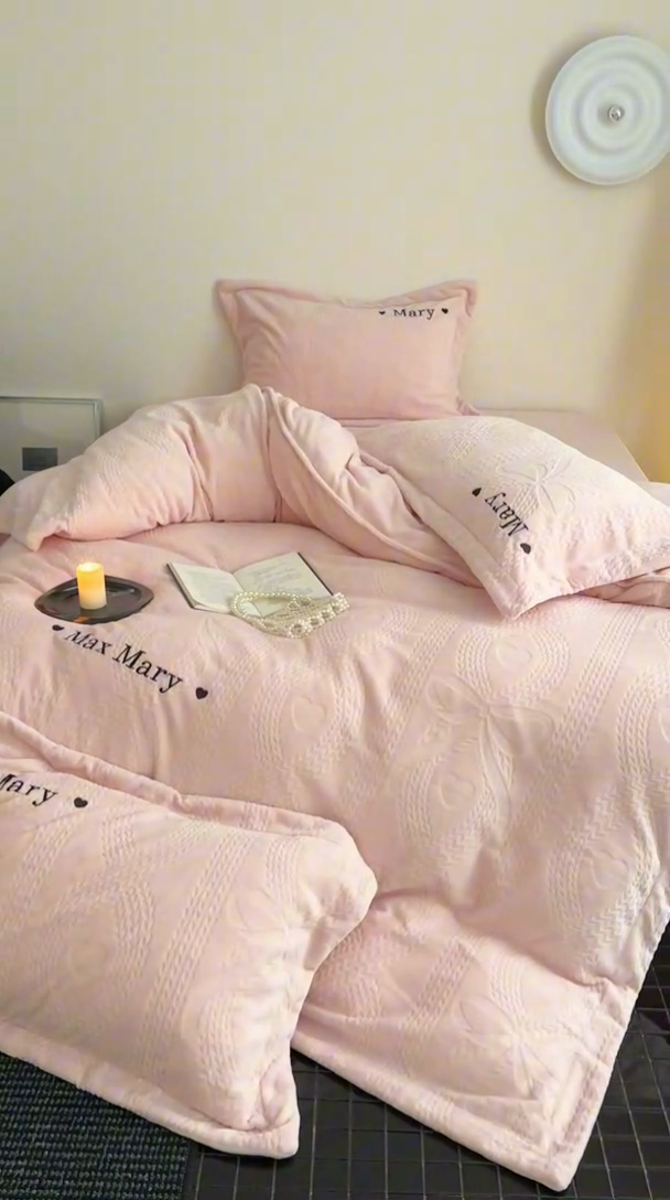 91家纺网 家纺一手货源 找家纺 潘朵拉家纺 2024新款法式刺绣雕花绒牛奶绒四件套-麦瑞系列 麦穗粉