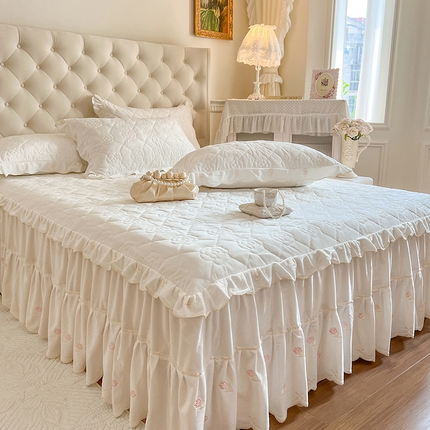 91家纺网 家纺一手货源 找家纺 网红馆（ck家纺） 2025新款高克重加厚保暖时尚花边宝宝绒乐伊系列床裙三件套 乐伊-白