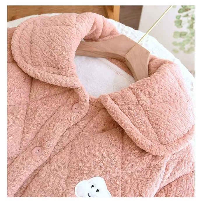 91家纺网 家纺一手货源 找家纺 2024新款睡衣女秋冬短绒长袖加厚冬季开衫家居服三层夹棉保暖卡通翻领套装 粉色