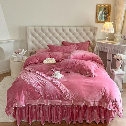 91家纺网 家纺一手货源 找家纺 网红馆（ck家纺） 2025新款高克重加厚保暖时尚花边宝宝绒乐伊系列四件套 乐伊-绯红