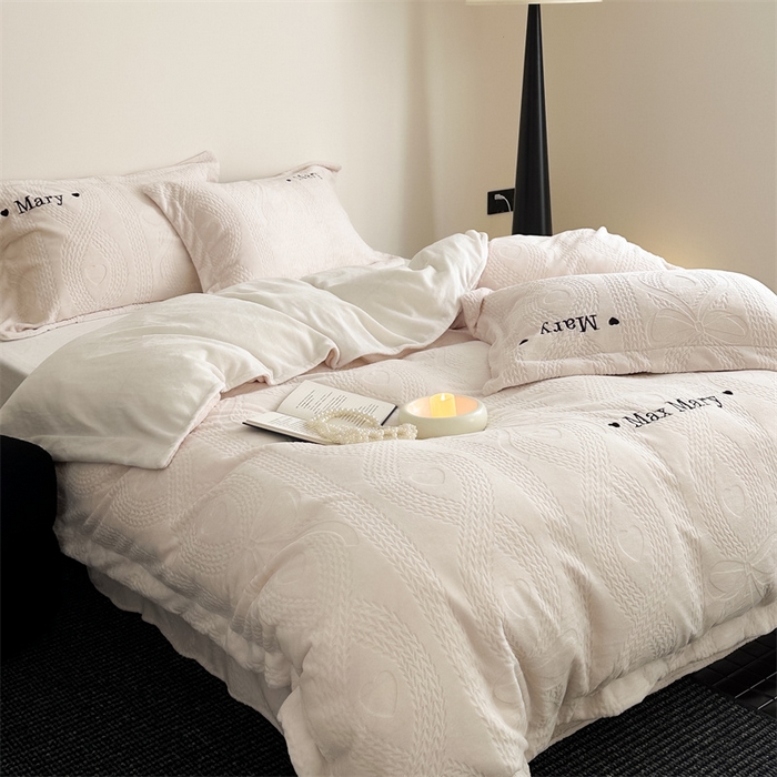 91家纺网 家纺一手货源 找家纺 潘朵拉家纺 2024新款法式刺绣雕花绒牛奶绒四件套-麦瑞系列 麦瑞奶白