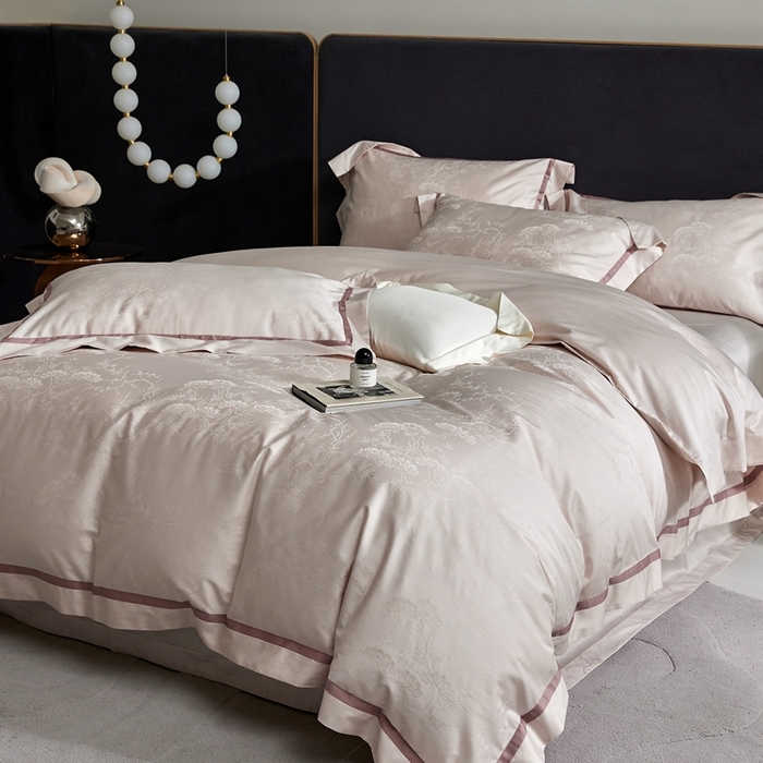 91家纺网 家纺一手货源 找家纺 琉宿家纺 2025新款50s双股长绒棉提花宽边工艺四件套枫洛（粉玉）