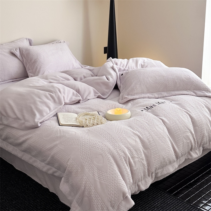 91家纺网 家纺一手货源 找家纺 潘朵拉家纺 2024新款法式刺绣雕花绒牛奶绒四件套-麦瑞系列 麦瑞浅紫