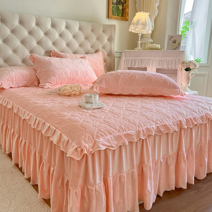 91家纺网 家纺一手货源 找家纺 （总）网红馆（ck家纺） 2025新款高克重加厚保暖时尚花边宝宝绒乐伊系列床裙三件套