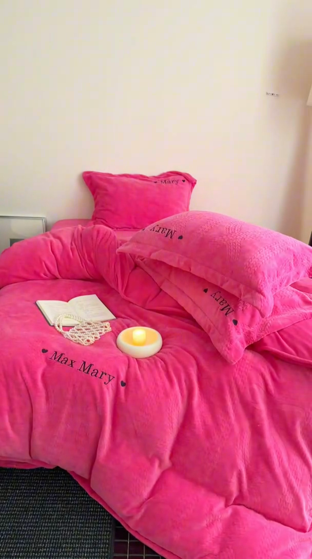 91家纺网 家纺一手货源 找家纺 潘朵拉家纺 2024新款法式刺绣雕花绒牛奶绒四件套-麦瑞系列 麦瑞玫红