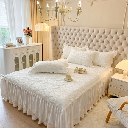 网红馆（ck家纺） 2025新款高克重加厚保暖重工艺宝宝绒晨曦玫瑰系列床裙三件套 奶油白