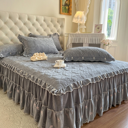 网红馆（ck家纺） 2025新款高克重加厚保暖时尚花边宝宝绒乐伊系列床裙三件套 乐伊-灰