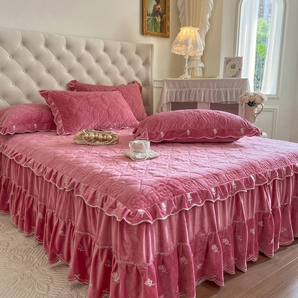 91家纺网 家纺一手货源 找家纺 网红馆（ck家纺） 2025新款高克重加厚保暖时尚花边宝宝绒乐伊系列床裙三件套 乐伊-绯红
