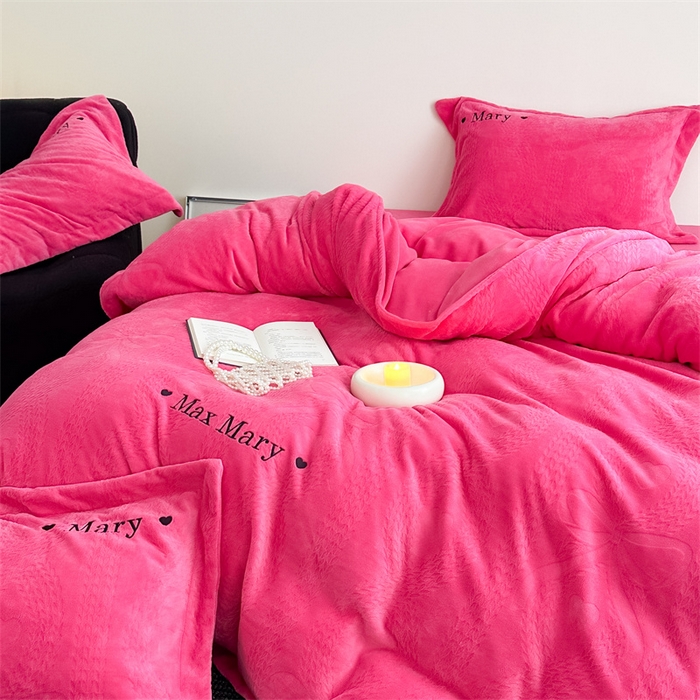 91家纺网 家纺一手货源 找家纺 潘朵拉家纺 2024新款法式刺绣雕花绒牛奶绒四件套-麦瑞系列 麦瑞玫红