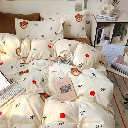 91家纺网 家纺一手货源 找家纺 山茶家纺 2024新款高克重牛奶绒印花四件套-蝴蝶结系列 苹果熊熊