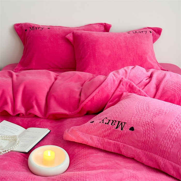 91家纺网 家纺一手货源 找家纺 潘朵拉家纺 2024新款法式刺绣雕花绒牛奶绒四件套-麦瑞系列 麦瑞玫红