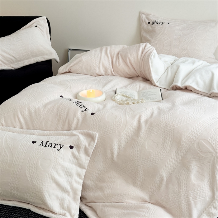 91家纺网 家纺一手货源 找家纺 潘朵拉家纺 2024新款法式刺绣雕花绒牛奶绒四件套-麦瑞系列 麦瑞奶白