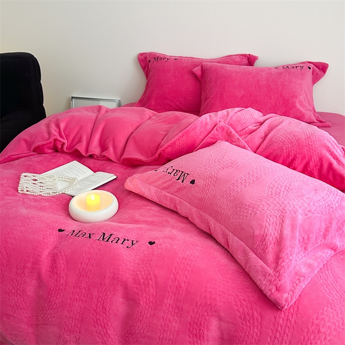 91家纺网 家纺一手货源 找家纺 潘朵拉家纺 2024新款法式刺绣雕花绒牛奶绒四件套-麦瑞系列 麦瑞玫红