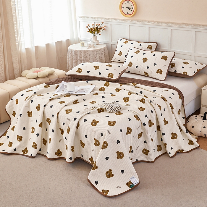 91家纺网 家纺一手货源 找家纺 莎果家纺 2025冬季新款热推冬季必备寒冷的冬季有了它便多了些温暖婴儿绒+全棉床盖三件套 熊园园