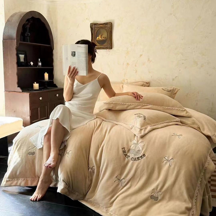 91家纺网 家纺一手货源 找家纺 未来家居 2024新款全活性高克重牛奶绒四件套 甜心-奶黄