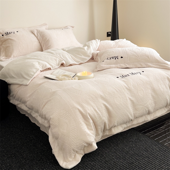 91家纺网 家纺一手货源 找家纺 潘朵拉家纺 2024新款法式刺绣雕花绒牛奶绒四件套-麦瑞系列 麦瑞奶白