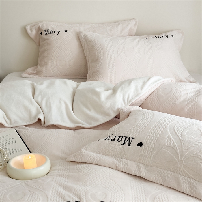 91家纺网 家纺一手货源 找家纺 潘朵拉家纺 2024新款法式刺绣雕花绒牛奶绒四件套-麦瑞系列 麦瑞奶白