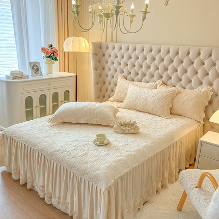 网红馆（ck家纺） 2025新款高克重加厚保暖重工艺宝宝绒晨曦玫瑰系列床裙三件套 杏仁米