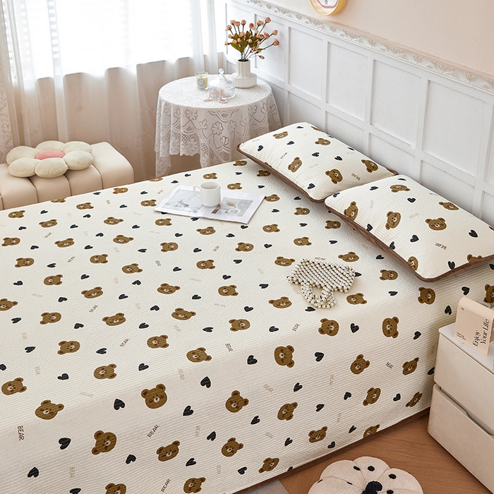 91家纺网 家纺一手货源 找家纺 莎果家纺 2025冬季新款热推冬季必备寒冷的冬季有了它便多了些温暖婴儿绒+全棉床盖三件套 熊园园