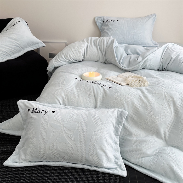 91家纺网 家纺一手货源 找家纺 潘朵拉家纺 2024新款法式刺绣雕花绒牛奶绒四件套-麦瑞系列 麦瑞雾蓝