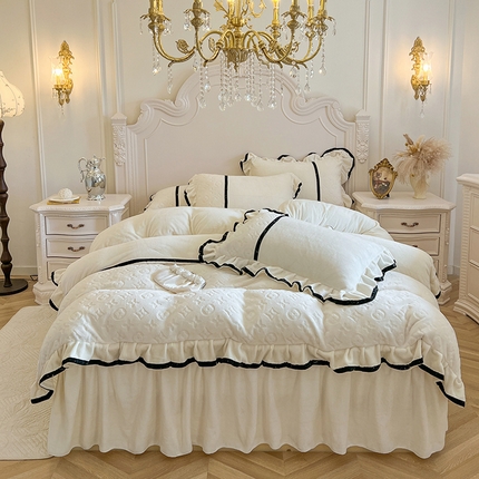 91家纺网 家纺一手货源 找家纺 （总）瑞宝 2025新款法式AA版床裙款 雕花 全消光牛奶绒四件套 -维密（控价+40）