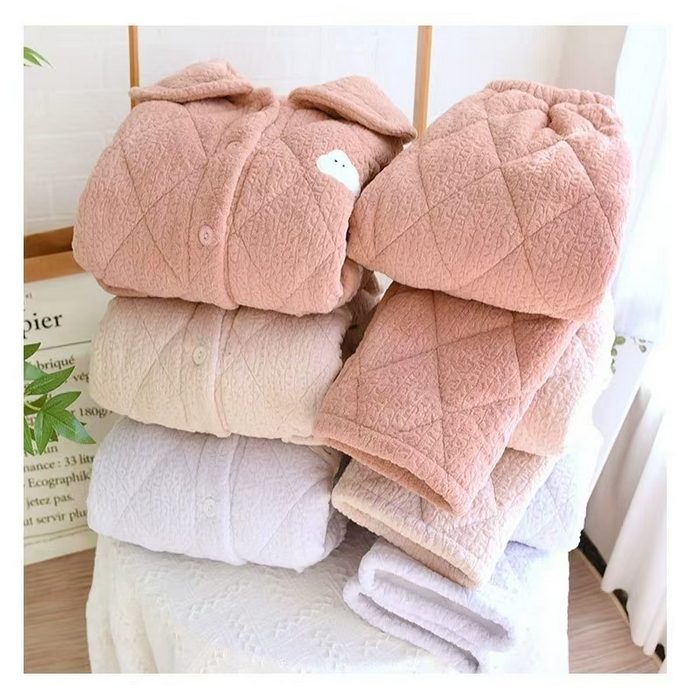 91家纺网 家纺一手货源 找家纺 2024新款睡衣女秋冬短绒长袖加厚冬季开衫家居服三层夹棉保暖卡通翻领套装 粉色