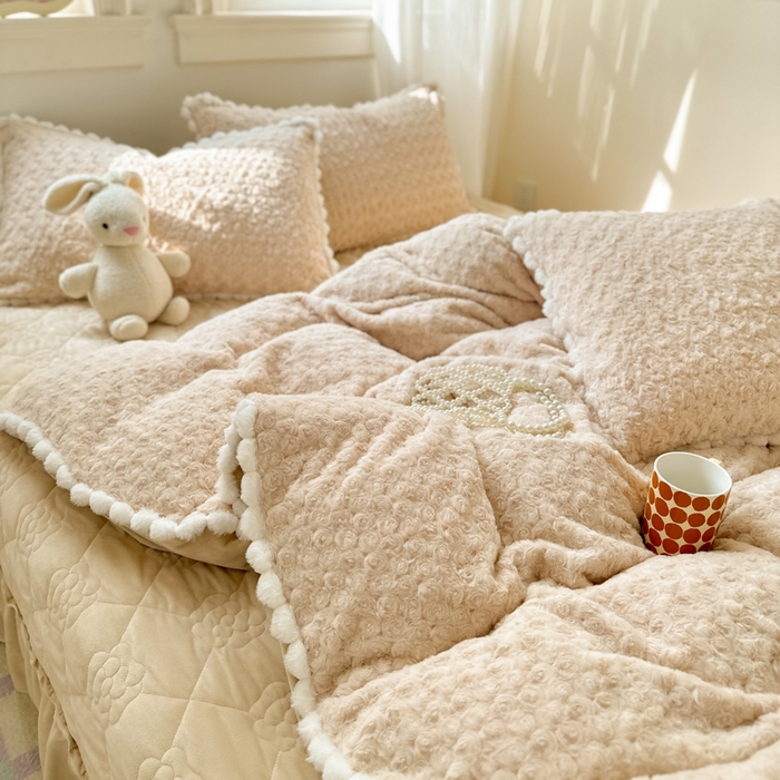 91家纺网 家纺一手货源 找家纺 淑女公社家纺 2024秋冬新款A版兔毛玫瑰B版婴儿绒床盖款四件套兔毛玫瑰米咖色