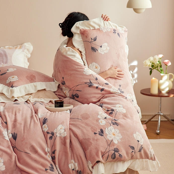 91家纺网 家纺一手货源 找家纺 2024新款240g全消光印花花边绒四件套 花似锦