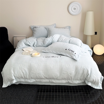 91家纺网 家纺一手货源 找家纺 潘朵拉家纺 2024新款法式刺绣雕花绒牛奶绒四件套-麦瑞系列 麦瑞雾蓝