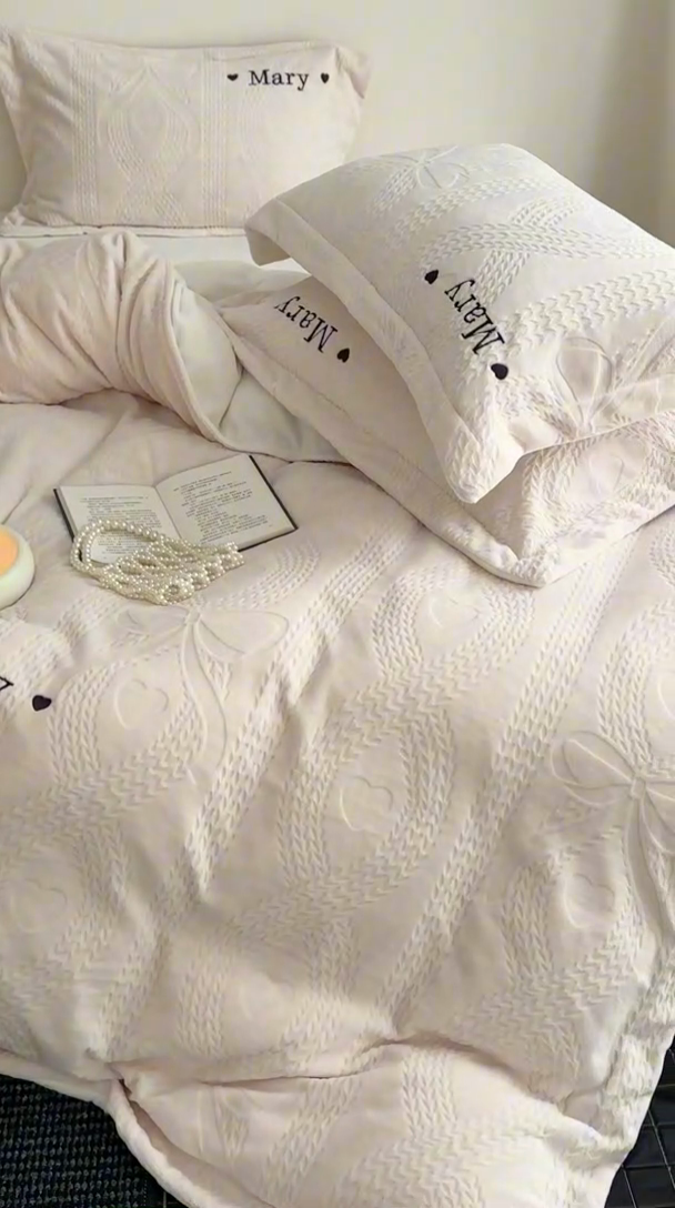 91家纺网 家纺一手货源 找家纺 潘朵拉家纺 2024新款法式刺绣雕花绒牛奶绒四件套-麦瑞系列 麦瑞奶白