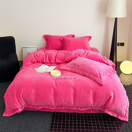 91家纺网 家纺一手货源 找家纺 潘朵拉家纺 2024新款法式刺绣雕花绒牛奶绒四件套-麦瑞系列 麦瑞玫红