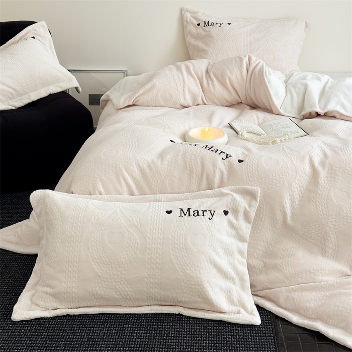 91家纺网 家纺一手货源 找家纺 潘朵拉家纺 2024新款法式刺绣雕花绒牛奶绒四件套-麦瑞系列 麦瑞奶白