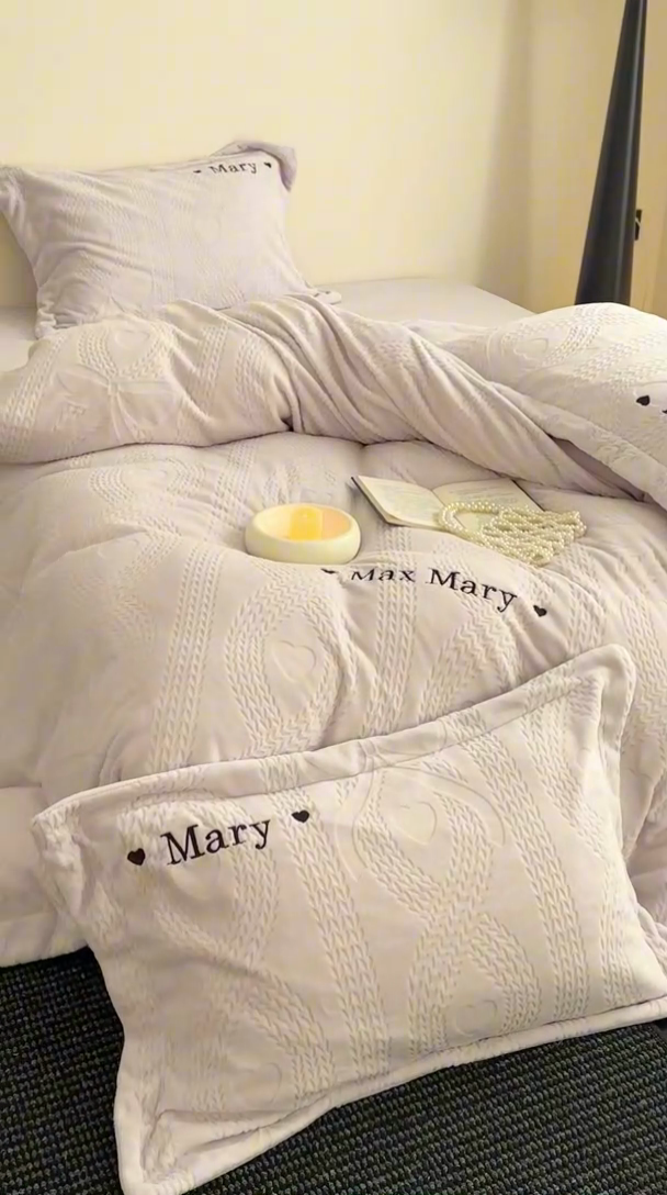 91家纺网 家纺一手货源 找家纺 潘朵拉家纺 2024新款法式刺绣雕花绒牛奶绒四件套-麦瑞系列 麦瑞浅紫