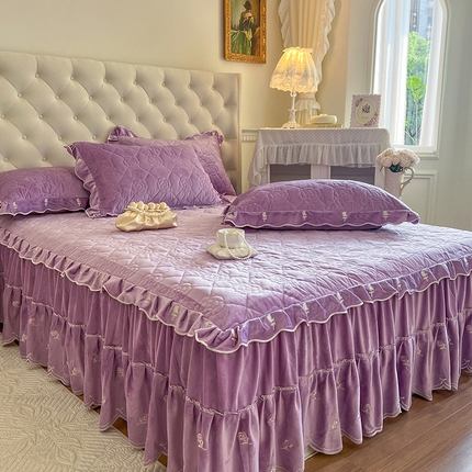网红馆（ck家纺） 2025新款高克重加厚保暖时尚花边宝宝绒乐伊系列床裙三件套 乐伊-紫