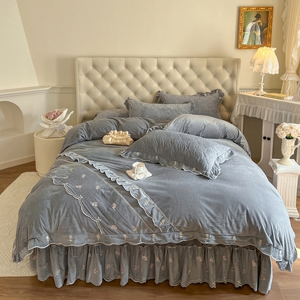 91家纺网 家纺一手货源 找家纺 网红馆（ck家纺） 2025新款高克重加厚保暖时尚花边宝宝绒乐伊系列四件套 乐伊-灰