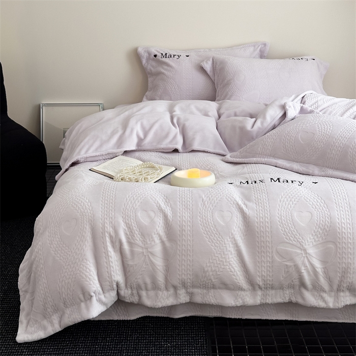 91家纺网 家纺一手货源 找家纺 潘朵拉家纺 2024新款法式刺绣雕花绒牛奶绒四件套-麦瑞系列 麦瑞浅紫