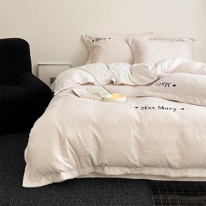 91家纺网 家纺一手货源 找家纺 潘朵拉家纺 2024新款法式刺绣雕花绒牛奶绒四件套-麦瑞系列 麦瑞奶白