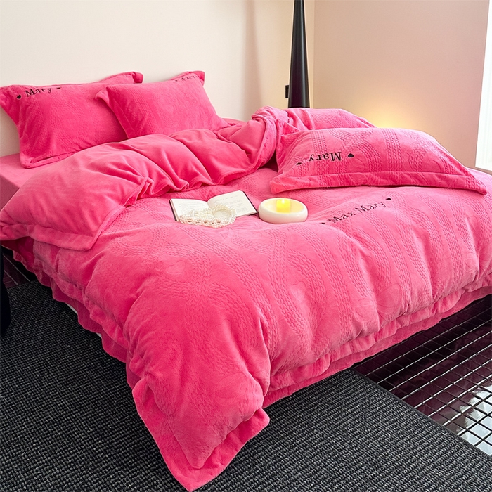 91家纺网 家纺一手货源 找家纺 潘朵拉家纺 2024新款法式刺绣雕花绒牛奶绒四件套-麦瑞系列 麦瑞玫红