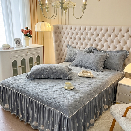 网红馆（ck家纺） 2025新款高克重加厚保暖重工艺宝宝绒晨曦玫瑰系列床裙三件套 神秘灰