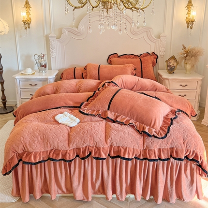 91家纺网 家纺一手货源 找家纺 （总）瑞宝 2025新款法式AA版床裙款 雕花 全消光牛奶绒四件套 -维密（控价+40）