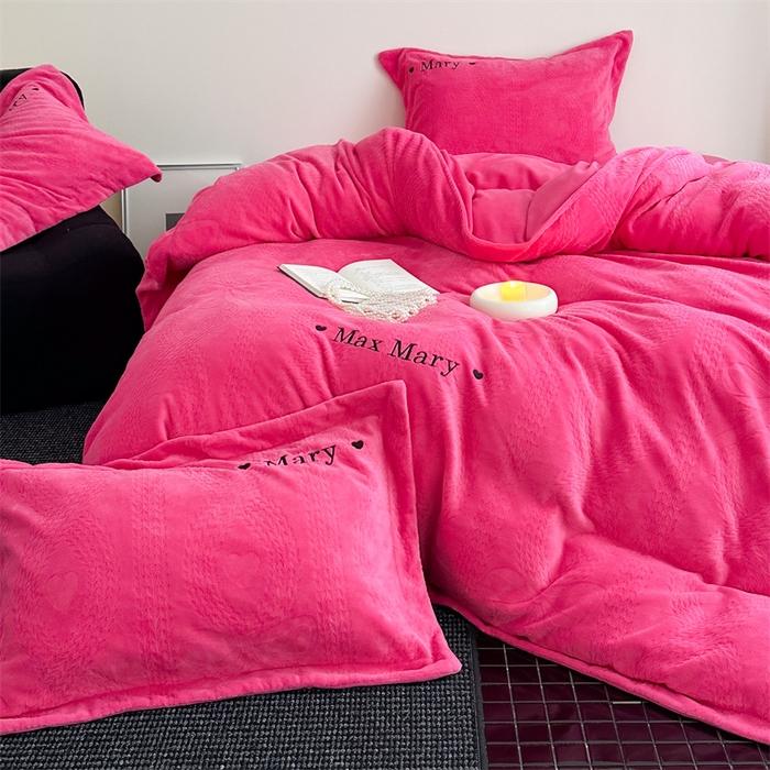 91家纺网 家纺一手货源 找家纺 潘朵拉家纺 2024新款法式刺绣雕花绒牛奶绒四件套-麦瑞系列 麦瑞玫红