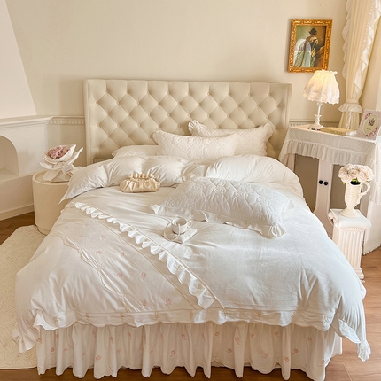 91家纺网 家纺一手货源 找家纺 网红馆（ck家纺） 2025新款高克重加厚保暖时尚花边宝宝绒乐伊系列四件套 乐伊-白